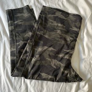 Athleta Ultimate Camo 7/8 Tight